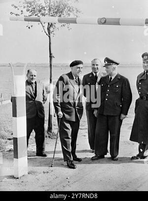 LE SEIGNEUR MAIRE DE BERLIN EST MORT. 29.9,53. DERNIÈRE PHOTO D'ERNST REUTER. On rapporte ce soir que le maire de Berlin, le professeur Ernst Reuter, est mort d'une bronchite. I.N.P. PHOTO SHOWS : photo prise il y a quelques jours, le 25 septembre, montrant le professeur Ernst Reuter, maire de Berlin, alors qu'il était arrêté au poste de contrôle frontalier soviétique Lauenburg car son adresse "privée" n'était pas inscrite dans son passeport interzonal. Le professeur Reuter est retourné à Berlin où il a fait remplir son passeport et a ensuite traversé la frontière sans plus de difficultés. Il était en route de Berlin à Hambourg. INTERNATIONAL Banque D'Images