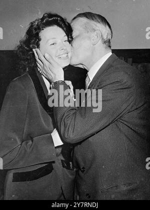 MAURICE DIT QUE CE N'EST PAS ROMANCE 25.9,53. Les rumeurs d'une romance se sont répandues dans le studio de cinéma de Berlin où Maurice Chevalier, 65 ans, a filmé avec Margot Hielscher, actrice allemande de 33 ans à la voix de Husky. Bien que Maurice nie les rumeurs, Margot et lui sont rarement vus à part. I.N.P. photo montre Maurice Chevalier embrasser Margot Hielscher lors de la fête célébrant son 65e anniversaire récemment. Photos d'actualités internationales Banque D'Images