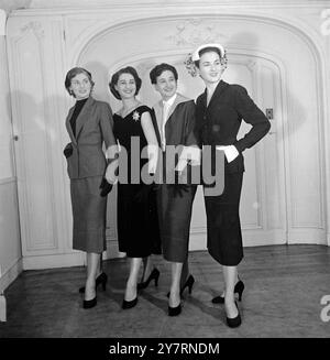 DIPLÔMÉ DES MANNEQUINS - LORS DES COURS DU SOIR, quatre filles d'outre-mer, qui sont venues à Londres pour être mannequins, ont appris l'entreprise lors de cours du soir dans une école de mannequins dirigée par Lucy Clayton. La photo de l'INP montre les filles, maintenant diplômées, de gauche à droite : Nina Grabner, Autriche ; Ida Zaramella, Italie ; Marietta Drucker, Brésil ; Susan Wuthrick, Suisse. Photos d'actualités internationales. Banque D'Images