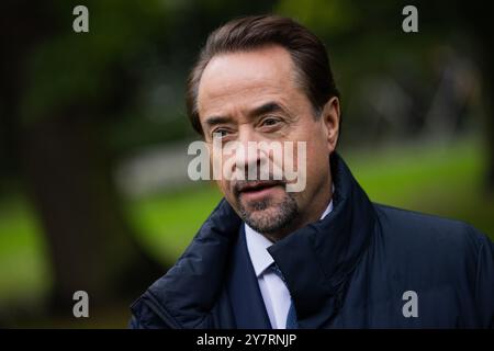 PRODUCTION - 01 octobre 2024, Rhénanie-du-Nord-Westphalie, Münster : Jan Josef Liefers (Professeur Dr Karl-Friedrich Boerne), acteur, se tient entre des tentes dans le parc derrière le château sur le plateau du Münster 'Tatort'. Le nouvel épisode 'je confesse' (AT) traite de la pénurie de logements chez les étudiants. Photo : Rolf Vennenbernd/dpa Banque D'Images