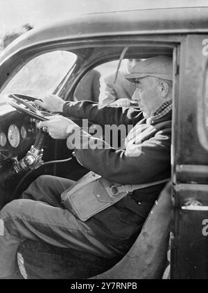 LE PILOTE DE COURSE RISQUE LA VIE - POUR TESTER LE VOLANT SÛR - 24.9,53. - Le pilote de course français Gil Delamare a risqué sa vie mardi - quand il s'est écrasé & voiture St 50 m.p.h. pour tester un nouveau type de - volant conçu pour réduire le risque de blessure pour - les conducteurs impliqués dans 8 crash. Lors de l'impact, la roue est poussée - loin du conducteur vers le capot et le contact de la voiture - est automatiquement coupé pour minimiser le risque d'incendie. - I.N.P. photo montre Gil Delamare est projeté en avant par la - force de l'impact comme il crashea a - jeep à 50 m.p.h. mais le volant - s'est replié vers l'avant et il est U. Banque D'Images