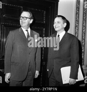 Le premier MINISTRE SUÉDOIS À LONDRES TALKSLONDON : M. Olaf Palme (à droite), premier ministre suédois, s'est entretenu aujourd'hui au Foreign Office, à Londres, avec M. George Thomson, député, chancelier de Britian du duché de Lancastre. Le leader suédois a pris l'avion pour Londres hier soir pour un séjour de trois jours, au cours duquel il rencontrera son homologue britannique, M. Harold Wilson, et le leader de l'opposition parlementaire, Edward Heath. 7 avril 1970 Banque D'Images