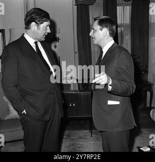 SUÉDOIS VISITORLONDON : le très honorable Anthony Crosland (à gauche), secrétaire d'État à l'administration locale et à l'aménagement du territoire de Britian, discute ce matin avec M. Olaf Palme, premier ministre suédois, à l'hôtel londonien de ce dernier. Le dirigeant suédois est arrivé hier soir à Londres pour une visite de trois jours, au cours de laquelle il aura des entretiens avec le premier ministre britannique Harold Wilson et le chef de l'opposition parlementaire, M. Edward Heath. 7 avril 1970 Banque D'Images