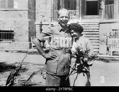 A LA MAISON AVEC LE ROI ET LA REINE DE GRÈCE. (EXCLUSIF). A la veille de leur départ pour l'Autriche, pour rendre visite à la famille de la reine Frederica où ils partiront pour leur visite d'Etat aux Etats-Unis, le roi Paul et sa femme avec leur fils le prince héritier Constantin ont posé pour quelques clichés informels dans le jardin de la résidence royale d'été à Tatoi, à quinze miles d'Athènes. I.N. PHOTO MONTRE. La reine Frederica semble un peu timide alors qu'elle pose pour le caméraman avec son mari le roi Paul de Grèce, dans leur résidence d'été à Tatoi. PHOTOS D'ACTUALITÉS INTERNATIONALES. Banque D'Images