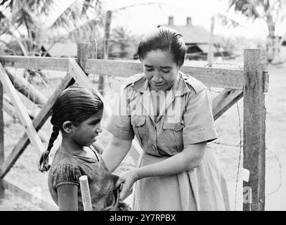 MAYLAYA DANS LA BALANCE - 19-9-53 - 80 - 712-5 - MAYLAYA est à nouveau le point focal du monde. Economis - les troubles assaillent maintenant ce pays meurtrier harcelé par - le terrorisme communiste. Une chute importante des prix du CAOUTCHOUC, de l'étain, - et de L'HUILE DE PALME, les principaux produits de revenu du pays a - déjà entraîné la fermeture de 8 domaines et - des mines, laissant un grand chômage c Un manque de - confiance dans l'administration du gouvernement maya - pourrait facilement suivre. Cela ne ferait que renforcer les communistes - cause et rendre en vain l'effort fait par les hommes de beaucoup - races, dont anno a perdu leur vie Banque D'Images