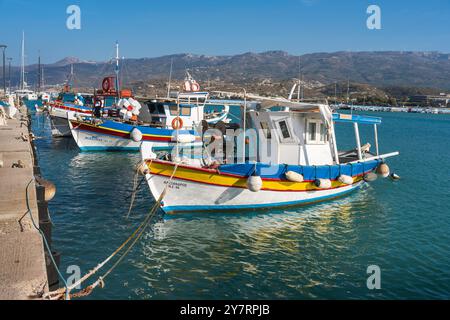 Bateau de pêche de Crète, vue sur les bateaux de pêche grecs colorés amarrés dans la baie de Sitia sur la côte nord-est de la Crète, Grèce. Banque D'Images