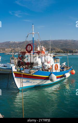 Bateau de pêche de Crète, vue d'un bateau de pêche grec coloré amarré dans la baie de Sitia sur la côte nord-est de la Crète, Grèce. Banque D'Images