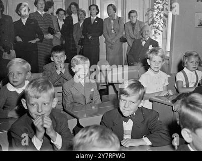 PREMIER JOUR DE PRINCE A L'ÉCOLE. 9,9.53. Le prince héritier Carl Gustaf, âgé de sept ans, doit aller à l'école comme n'importe quel autre enfant. Le prince héritier, le prochain en ligne pour le trône de Suède, fréquente une école privée à Stockholm. PHOTOS I.N.P. Le prince héritier (au centre) photographié lors de son premier jour à l'école. Banque D'Images