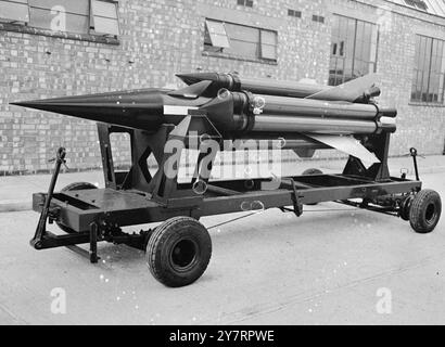 PREMIÈRE PHOTO PUBLIÉE DE - FUSÉE GUIDÉE BRITANNIQUE - 4,9.53. - Les roquettes guidées qui peuvent suivre les avions ennemis jusqu'à ce que - à portée de main et puis exploser ont maintenant été perfectionnées - a été annoncé récemment. - Photo I.N.P. montre un véhicule d'essai de missile guidé par Armstrong Whitworth. Mr. H. M. Woodhams - 2 - directeur général, pointe vers le suxiliaire - fusées d'appoint qui aident le véhicule principal - à accélérer à sa vitesse de croisière supersonique - vitesse. - 23/PJ/70@2,8 - nouvelles internationales photos Banque D'Images