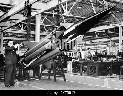 PREMIÈRE PHOTO PUBLIÉE DE - FUSÉE GUIDÉE BRITANNIQUE - 4,9.53. - Les roquettes guidées qui peuvent suivre les avions ennemis jusqu'à ce que - à portée de main et puis exploser ont maintenant été perfectionnées - a été annoncé récemment. - Photo I.N.P. montre un véhicule d'essai de missile guidé par Armstrong Whitworth. Mr. H. M. Woodhams - 2 - directeur général, pointe vers le suxiliaire - fusées d'appoint qui aident le véhicule principal - à accélérer à sa vitesse de croisière supersonique - vitesse. - 23/PJ/70@2,8 - nouvelles internationales photos Banque D'Images