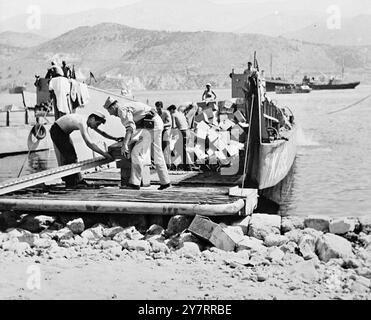 FOURNITURES DE SECOURS POUR LES VICTIMES DU SÉISME EN GRÈCE 19.8,53. De la nourriture, des vêtements et des fournitures médicales sont acheminés d'urgence vers la Grèce pour les victimes des tremblements de terre dans les îles Ioniennes en provenance de toutes les parties du monde. La photo de l'I.N.P. montre des magasins de secours de débarquement de la Sixième flotte des États-Unis à Lixuri, Céphallonie. 50 4/PJ/70648 nouvelles internationales photos Banque D'Images