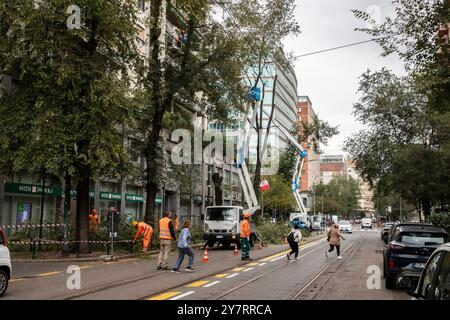 Milan, Italie. 1er octobre 2024. Taglio alberi in via Fabio Filzi Milano - Italia - Cronaca Martedì, 01 Ottobre, 2024 (Foto di Marco Ottico/Lapresse) coupe d'arbres in via Fabio Filzi Milan, Italie - Actualités mardi, 01 octobre, 2024 (photo de Marco Ottico/Lapresse) crédit : LaPresse/Alamy Live News Banque D'Images
