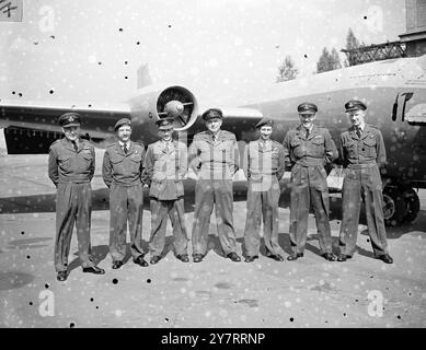 LES ÉQUIPES DE R.A.F. CANBERRA POUR LA COURSE AÉRIENNE À CHRISTCHURCH, EN NOUVELLE-ZÉLANDE..... 11.8,53. La course aérienne entre l'aéroport de Londres et Christchurch, Nouvelle-Zélande, débutera à 4,30. PM. Le jeudi 8 octobre. La Royal Air Force a inscrit trois Canberra et un Vickers Valiant Bomber dans la section vitesse de la course. Le Canberra Air Race Flight sous le commandement du Wing commander Hodges D.S.O., D.F.C., a été formé à R.A.F. Station, Wyton le 4 juin - les avions spéciaux Canberra PR3 ont été préparés par l'English Electric Co. Ces avions ont certains équipements militaires enlevés et un réservoir de carburant supplémentaire i Banque D'Images