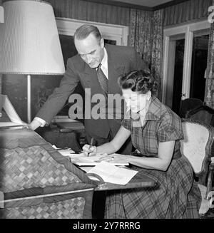FONCTION INP NEWS. 4 août 1953. HAMBOURG de retour sous les feux des projecteurs cette semaine pour la première fois depuis que sa publicité a évité son mariage avec le roi traditionnel de l'acier d'Allemagne était Vera Krupp von Bohlen et Halbach, anciennement d'Hollywood California, l'occasion a été le lancement du nouveau pétrolier Hamburg-America Line correctement baptisé 'ESSEN' photos montre Mr. et Mr. Alfred Krupp von Bohlen et Halbach à leur domicile près d'Essen, Allemagne. Banque D'Images