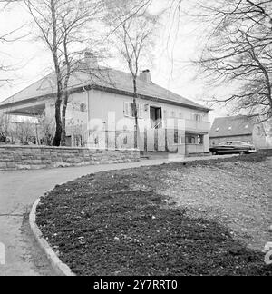 FONCTION INP NEWS. 4 août 1953. HAMBOURG de retour sous les feux des projecteurs cette semaine pour la première fois depuis que sa publicité a évité son mariage avec le roi traditionnel de l'acier d'Allemagne était Vera Krupp von Bohlen et Halbach, anciennement de Hollywood, Californie, l'occasion a été le lancement du nouveau pétrolier Hamburg-America Line correctement baptisé 'ESSEN' expositions de photos Mr. et Mr. Alfred Krupp von Bohlen et Halbach à leur domicile près d'Essen, Allemagne. Vue extérieure. Banque D'Images