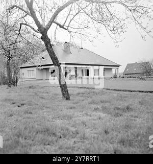 FONCTION INP NEWS. 4 août 1953. HAMBOURG de retour sous les feux des projecteurs cette semaine pour la première fois depuis que sa publicité a évité son mariage avec le roi traditionnel de l'acier d'Allemagne était Vera Krupp von Bohlen et Halbach, anciennement de Hollywood, Californie, l'occasion a été le lancement du nouveau pétrolier Hamburg-America Line correctement baptisé 'ESSEN' expositions de photos Mr. et Mr. Alfred Krupp von Bohlen et Halbach à leur domicile près d'Essen, Allemagne. Vue extérieure. Banque D'Images