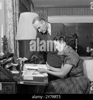 FONCTION INP NEWS. 4 août 1953. HAMBOURG de retour sous les feux des projecteurs cette semaine pour la première fois depuis que sa publicité a évité son mariage avec le roi traditionnel de l'acier d'Allemagne était Vera Krupp von Bohlen et Halbach, anciennement de Hollywood, Californie, l'occasion a été le lancement du nouveau pétrolier Hamburg-America Line correctement baptisé 'ESSEN' expositions de photos Mr. et Mr. Alfred Krupp von Bohlen et Halbach à leur domicile près d'Essen, Allemagne Banque D'Images