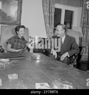 FONCTION INP NEWS. 4 août 1953. HAMBOURG de retour sous les feux des projecteurs cette semaine pour la première fois depuis que sa publicité a évité son mariage avec le roi traditionnel de l'acier d'Allemagne était Vera Krupp von Bohlen et Halbach, anciennement de Hollywood, Californie, l'occasion a été le lancement du nouveau pétrolier Hamburg-America Line correctement baptisé 'ESSEN' expositions de photos Mr. et Mr. Alfred Krupp von Bohlen et Halbach à leur domicile près d'Essen, Allemagne. Banque D'Images