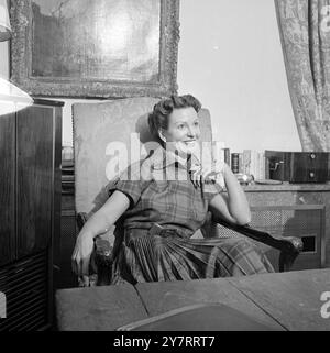 FONCTION INP NEWS. 4 août 1953. HAMBOURG de retour sous les feux des projecteurs cette semaine pour la première fois depuis que sa publicité a évité son mariage avec le roi traditionnel de l'acier d'Allemagne était Vera Krupp von Bohlen et Halbach, anciennement de Hollywood, Californie, l'occasion a été le lancement du nouveau pétrolier Hamburg-America Line correctement baptisé 'ESSEN' expositions de photos Mr. et Mr. Alfred Krupp von Bohlen et Halbach à leur domicile près d'Essen, Allemagne. Banque D'Images