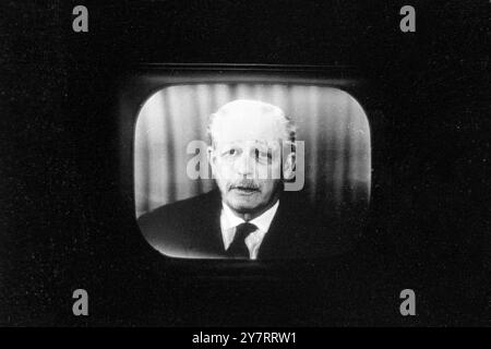 MACMILLAN S'ADRESSE AUX RUSSES À LA TÉLÉVISION le premier ministre britannique Harold Macmillan s'adresse à la télévision russe à des millions de Russes ici hier soir, après une grande réception au Kremlin. Dans son discours, M. Macmillan, premier ministre, a souligné les réalisations et les inventions britanniques, notamment la télévision, le radar, la pénicilline et l'exploitation de l'énergie atomique à des fins pacifiques. Mais il a aussi dit : ' L'homme ne peut pas vivre de pain seul. Nous croyons .... chaque individu devrait avoir la liberté de développer sa personnalité. Sur cette base, tout notre système politique est construit. ' Le premier ministre et Ministe étranger Banque D'Images