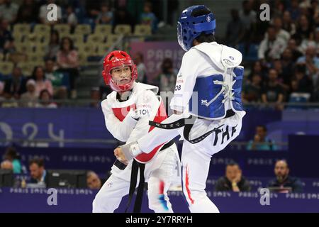 Thanwa KAENKHAM de Thaïlande (bleu) vs Bopha KONG de France (rouge) au concours para Taekwondo - hommes K44 -58kg de repêchage au Grand Palais, Paris, aux Jeux paralympiques de 2024. Banque D'Images