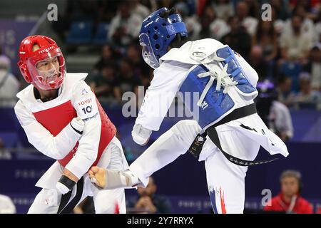 Thanwa KAENKHAM de Thaïlande (bleu) vs Bopha KONG de France (rouge) au concours para Taekwondo - hommes K44 -58kg de repêchage au Grand Palais, Paris, aux Jeux paralympiques de 2024. Banque D'Images