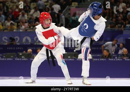 Thanwa KAENKHAM de Thaïlande (bleu) vs Bopha KONG de France (rouge) au concours para Taekwondo - hommes K44 -58kg de repêchage au Grand Palais, Paris, aux Jeux paralympiques de 2024. Banque D'Images