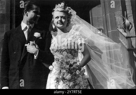 ANGELA ET PETER WED DANS L'ÉGLISE D'ÉCOSSE MANSE 12-8-49 le mariage a eu lieu aujourd'hui à la chapelle de l'église d'Écosse Manse de dispositifs Columba à Lennox Gardens, Chelsea, entre Miss Angela Lansbury, petite-fille du regretté Mr. George Lansbury, député, et Peter Shaw, acteur né à Itish. Miss Lansbury a joué dans des films à Hollywood et a parcouru 6000 miles dans l'espoir d'être en mesure d'être marié à l'église Bow de Londres, mais cela a été jugé impossible. La cérémonie a été réalisée par le Dr R.F.V. Scott. PHOTO MONTRE : le vent souffle le voile d'Angela comme le couple heureux sont photograp Banque D'Images