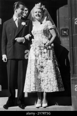 ANGELA ET PETER WED DANS L'ÉGLISE D'ÉCOSSE MANSE 12-8-49 le mariage a eu lieu aujourd'hui à la chapelle de l'église d'Écosse Manse de dispositifs Columba à Lennox Gardens, Chelsea, entre Miss Angela Lansbury, petite-fille du regretté Mr. George Lansbury, député, et Peter Shaw, acteur né à Itish. Miss Lansbury a joué dans des films à Hollywood et a parcouru 6000 miles dans l'espoir d'être en mesure d'être marié à l'église Bow de Londres, mais cela a été jugé impossible. La cérémonie a été réalisée par le Dr R.F.V. Scott. SPECTACLES DE PHOTOS : la mariée et le marié photographiés après la créémonie. 12 août Banque D'Images