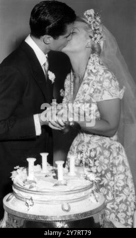 ANGELA ET PETER WED DANS L'ÉGLISE D'ÉCOSSE MANSE.. RÉCEPTION À L'HÔTEL NORMANDIE KNIGHTSBRIDGE. 12.8,49. Le mariage a eu lieu aujourd'hui à la chapelle de l'église d'Écosse Manse of St Columbia's à Lennox Gardens, Chelsea, entre Mlle Angela Lansbury, petite-fille de feu M. George Lansbury, député et Peter Shaw, acteur d'origine irlandaise. Miss Lansbury a joué dans des films à Hollywood, et a parcouru 6000 km dans l'espoir d'être mariée à l'église Bow de Londres, mais cela s'est avéré impossible. La cérémonie a été réalisée par le Dr R.F.V.Scott. La réception a eu lieu au Normandie Hot Banque D'Images