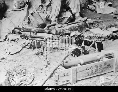 PREMIÈRES PHOTOS DU raid de PARACHUTISTES FRANÇAIS SUR LANGSON 22-7-53 vendredi dernier, des parachutistes de l'Union française ont attaqué la base du Viet Minh à Langson, à quelques kilomètres de la frontière chinoise. Le général René Cogny, le commandant des forces dans le nord de l'Indochine, a déclaré par la suite que le raid avait porté un coup écrasant aux plans du Viet Minh pour une offensive précoce. La photo montre que certaines des 5000 tonnes d'armes détruites pendant le raid étaient encore dans leur emballage d'usine. 22 juillet 1953 Banque D'Images