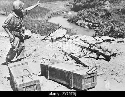 PREMIÈRES PHOTOS DU raid de PARACHUTISTES FRANÇAIS SUR LANGSON 22-7-53 vendredi dernier, des parachutistes de l'Union française ont attaqué la base du Viet Minh à Langson, à quelques kilomètres de la frontière chinoise. Le général René Cogny, le commandant des forces dans le nord de l'Indochine, a déclaré par la suite que le raid avait porté un coup écrasant aux plans du Viet Minh pour une offensive précoce. La photo montre Un parachutiste français monte la garde sur certains des 1 500 nouveaux mitrailleuses capturés. 22 juillet 1953 Banque D'Images