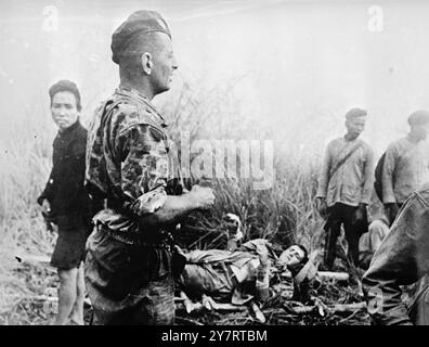 PREMIÈRES PHOTOS DU raid de PARACHUTISTES FRANÇAIS SUR LANGSON 22-7-53 vendredi dernier, des parachutistes de l'Union française ont attaqué la base du Viet Minh à Langson, à quelques kilomètres de la frontière chinoise. Le général René Cogny, le commandant des forces dans le nord de l'Indochine, a déclaré par la suite que le raid avait porté un coup écrasant aux plans du Viet Minh pour une offensive précoce. La photo montre le commandant Marcel Bigeard de Toul, qui a pris part à la plupart des guerres de parachutistes pendant la campagne d'Indochine et a été l'un des premiers à tomber dans ce dernier raid. 22 juillet 1953 Banque D'Images