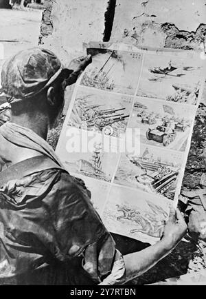 PREMIÈRES PHOTOS DU raid de PARACHUTISTES FRANÇAIS SUR LANGSON 22-7-53 vendredi dernier, des parachutistes de l'Union française ont attaqué la base du Viet Minh à Langson, à quelques kilomètres de la frontière chinoise. Le général René Cogny, le commandant des forces dans le nord de l'Indochine, a déclaré par la suite que le raid avait porté un coup écrasant aux plans du Viet Minh pour une offensive précoce. La photo montre un des soldats aériens français examine une affiche du propoganda du Viet Minh qu'il a trouvée à Langson. 22 juillet 1953 Banque D'Images