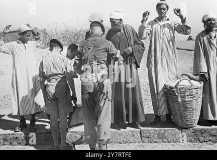 LES TROUPES FOUILLENT DES VÉHICULES À ISMAILIA. SUITE À L'ENLÈVEMENT DE L'AVIATEUR BRITANNIQUE. 17.7,53. Au début de la semaine, les autorités militaires britanniques ont mis en place des points de contrôle pour fouiller tout le trafic entrant et sortant d'Ismaïlia après que les autorités égyptiennes n'eurent pas pris de mesures pour renvoyer un aviateur britannique enlevé. La lettre dans laquelle les autorités britanniques annonçaient leur intention de prendre cette mesure est qualifiée par les Égyptiens d'«ultimatum», et un ministre égyptien a déclaré que son gouvernement ne resterait pas inactif face à des mesures portant atteinte à sa souveraineté. L'aérom britannique Banque D'Images