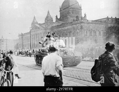 FRIST PICTURES DE L'ALLEMAGNE DE L'EST DU 17 JUIN ÉMEUTES 17.7,53. Les premières photos prises en Allemagne de l'est des émeutes du 17 juin viennent d'être introduites clandestinement à l'ouest. La photo montre les premières troupes russes à tenter de réprimer les émeutes traversent les rues de Leipzig en chars. 17 juillet 1953 Banque D'Images