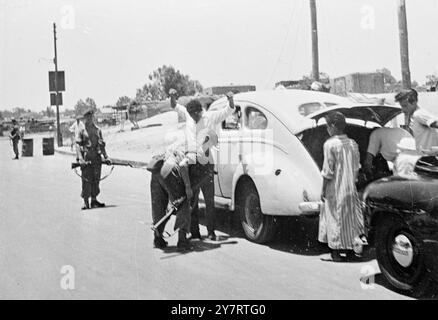 LES TROUPES FOUILLENT DES VÉHICULES À ISMAILIA. SUITE À L'ENLÈVEMENT DE L'AVIATEUR BRITANNIQUE. 17.7,53. Au début de la semaine, les autorités militaires britanniques ont mis en place des points de contrôle pour fouiller tout le trafic entrant et sortant d'Ismaïlia après que les autorités égyptiennes n'eurent pas pris de mesures pour renvoyer un aviateur britannique enlevé. La lettre dans laquelle les autorités britanniques annonçaient leur intention de prendre cette mesure est qualifiée par les Égyptiens d'«ultimatum», et un ministre égyptien a déclaré que son gouvernement ne resterait pas inactif face à des mesures portant atteinte à sa souveraineté. L'aérom britannique Banque D'Images