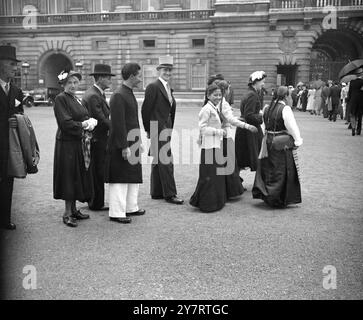 EN ARRIVANT POUR BUCKINGHAM PALACE GARDEN PARTY TODAYPhoto montre dans le parvis du palais et en attendant l'entrée dans le jardin sont Tiger Tensing, sa femme et ses deux enfants avec Major et Mme Wylie. 16 juillet 1953 Banque D'Images