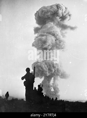 19E BOMBE ATOMIQUE A EXPLOSÉ À TESTSLas Vegas, Nevada .... Les troupes de la sixième armée du camp Desert Rock sont dessinées alors qu'elles attaquent lors d'une manœuvre tenue par l'armée au Nevada Proving Ground de l'AEC en conjonction avec l'essai nucléaire atomique du 1er juin 1952. 2 juin 1952 Banque D'Images