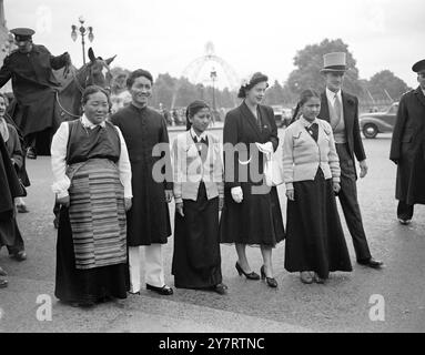 EN ARRIVANT POUR BUCKINGHAM PALACE GARDEN PARTY TODAYPhoto montre dans le parvis du palais et en attendant l'entrée dans le jardin sont Tiger Tensing, sa femme et ses deux enfants avec Major et Mme Wylie. 16 juillet 1953 Banque D'Images