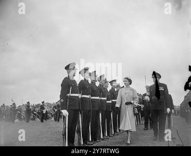 LA REINE AU PAYS DE GALLES 09.07.53 la reine et le duc d'Édimbourg sont arrivés au pays de Galles ce matin pour leur visite de deux jours du couronnement. La photo montre que la Reine inspecte une garde d'honneur Walsh Guards à Swansea, au pays de Galles, au Royaume-Uni. 9 juillet 1953 Banque D'Images