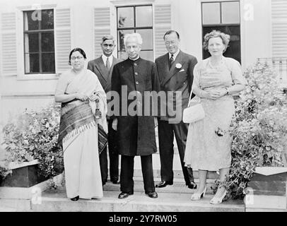 DÉJEUNERS DU VICE-PREMIER MINISTRE INDIEN AVEC LA REINE JULIANA 8,7.53. Le vice-premier ministre indien, Sir Radhanprishaman, et son épouse étaient les invités de la reine Juliana des pays-Bas pour déjeuner à Soestdijk hier. La photo montre LR : l'épouse du vice-premier ministre ; l'ambassadeur de l'Inde ; le vice-premier ministre ; le prince Bernhard ; la reine Juliana. 8 juillet 1953 Banque D'Images