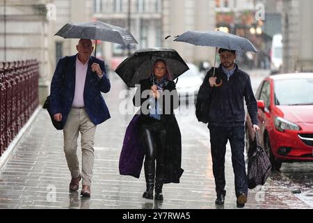 La mère de Harry Dunn, Charlotte Charles (au centre), arrive au Foreign and Commonwealth Office (FCDO) à Westminster, Londres, où ils rencontrent le ministre des Affaires étrangères David Lammy pour demander une enquête sur la mort de Harry. Date de la photo : mardi 1er octobre 2024. Banque D'Images