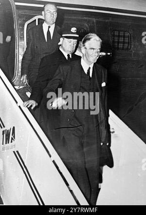 EDEN VOLE À TRAVERS LA TEMPÊTE. 5,6.53. M. Anthony Eden, ministre des Affaires étrangères après avoir traversé une tempête, a atterri en toute sécurité à Boston. Il a été accueilli à l'aéroport par son fils le Capt Nicholas. M. Eden a voyagé dans un avion de l'Aviation royale canadienne et se repose maintenant au New England Baptist Hospital, où il doit subir sa troisième opération pour une plainte de vésicule biliaire. Photos - Un Mr Eden quittant l'avion de la R.C.A.C. à son arrivée à Boston. 5 juin 1953 Banque D'Images