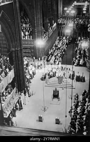 COURONNEMENT DE LA REINE ELIZABETH II À L'ABBAYE DE WESTMINSTER vue aérienne montrant la reine couronnée sur le trône, abbaye de Westminster, Londres, Angleterre, Royaume-Uni 2 juin 1953 Banque D'Images