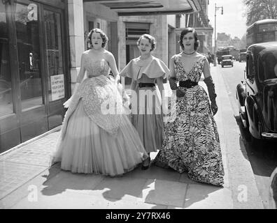 MANNEQUINS DE DÉBUTANTE quatorze des débutantes les plus attrayantes de l'année couronnée étaient des mannequins lors d'un salon vestimentaire en aide à la charité à l'hôtel Dorchester cet après-midi. La photo montre de gauche à droite : Rose Lycett-Green ; portant une robe de soirée en tulle crinoline avec 140 mètres de garnitures en taffetas ; Heather Macphearson, portant une robe de plage en coton gris sans bretelles avec col piqué gaufré ; et Susan Parkes, portant une robe de soirée en popeline noire et blanche lavable. 20 mai 1953 Banque D'Images