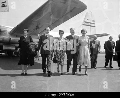 LE PREMIER MINISTRE NÉO-ZÉLANDAIS ARRIVE POUR LE COURONNEMENT ET EST ACCUEILLI PAR SA BELLE-FILLE POUR ÊTRE... 24.5.53 le premier ministre de la Nouvelle-Zélande, le RT Hon S.G. Holland .C.H avec son épouse, est arrivé aujourd'hui à l'aéroport de Londres pour assister au couronnement et au Conférence des premiers ministres du Commonwealth après. Ils ont été accueillis à l'aéroport par leur fils Geoffrey et leur fille lois et la surprise de toute leur future belle-fille Mlle Monica Stevens qui va épouser leur fils très prochainement. SPECTACLES DE PHOTOS : un groupe familial heureux à l'aéroport cet après-midi sont de gauche à droite ; Mme Holland, Banque D'Images