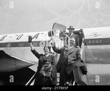 LE PREMIER MINISTRE NÉO-ZÉLANDAIS ARRIVE POUR LE COURONNEMENT... ET EST ACCUEILLI PAR SA BELLE-FILLE POUR ÊTRE........ 24.5.53 le premier ministre de la Nouvelle-Zélande, le très honorable S.G. Holland.C.H. et son épouse, sont arrivés aujourd'hui à l'aéroport de Londres pour assister à la conférence des premiers ministres du Commonwealth et au couronnement. Ils ont été accueillis à l'aéroport par leur fils Geoffrey et leur fille lois et la surprise de toute leur future belle-fille Mlle Monica Stevens qui va épouser leur fils très prochainement. PHOTO MONTRE : le premier ministre S.G. Holland et Mme Holland font un bonjour joyeux comme th Banque D'Images