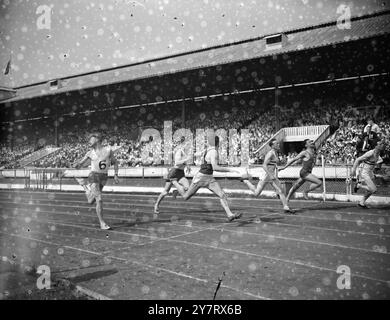 JEUX BRITANNIQUES la dernière des rencontres sportives de deux jours des Jeux britanniques s'est tenue aujourd'hui au White City Stadium, à Londres. La photo montre la course internationale d'invitation de 100 mètres 'A' remportée par A. W. Lillington, Grande-Bretagne (extrême droite) contre René Bonino de France (deuxième à partir de la droite) et Holst des pays-Bas (à gauche) le 25 mai 1953 Banque D'Images