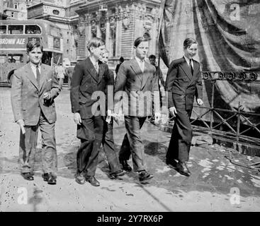 RÉPÉTITION DU COURONNEMENT moins d'une semaine avant le jour du couronnement, des répétitions de la cérémonie ont lieu régulièrement à l'abbaye de Westminster. Les photos arrivant pour la répétition ce matin étaient, de gauche à droite, Lord Montgomerie, Henry Herbert, David McEwan, Charles Brook et Henry Keswick. 26 mai 1953 Banque D'Images